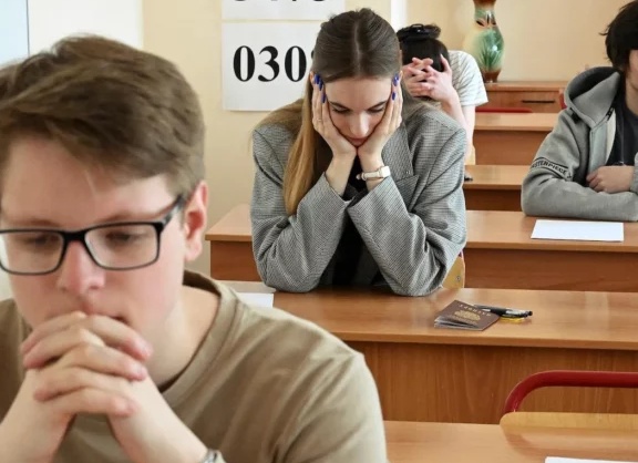«Натаскивание детей». Зампред Госдумы Толстой назвал ЕГЭ и ОГЭ большой ошибкой